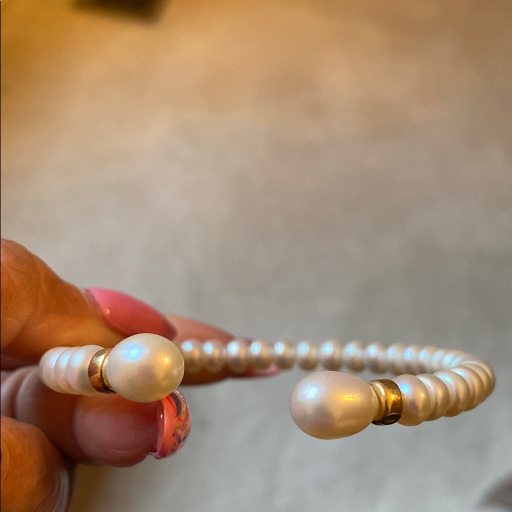 White Beaded Bracelet with Iridescent Opal Design - Picture 3 of 3